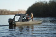Roger Hamilton Jr. und Chevie Roach beim Sammeln von Holzstämmen am Innoko-Fluss. (National Geographic/Kaya Lampe)