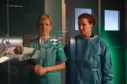 Dr. Kathrin Globisch (Andrea Kathrin Loewig, li.) muss sich etwas einfallen lassen, um die an paranoider Schizophrenie leidende Marion Eckert (Anja Schiffel, re.) auch ohne ihren Mann zu einer OP zu überreden.