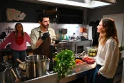 Matteo (Riccardo Angelini) wird von Valea (Antonia Kolano, l.) motiviert, bei Nathalie (Amrei Haardt) die Initiative zu ergreifen. +++ Die Verwendung des sendungsbezogenen Materials ist nur mit dem Hinweis und Verlinkung auf RTL+ gestattet. +++