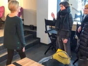 V.l.: Friseurin, Kandidatin Natali und Shoppingbegleitung Julia