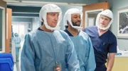Zu dritt im Einsatz, l-r: Kevin McKidd als Dr. Owen Hunt, Anthony Hill als Dr. Winston Ndugu, Chris Carmack als Dr. Atticus Lincoln