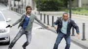 Um nicht selbst noch von Tonis Mörder überfahren zu werden, müssen sich Ben (Tom Beck, l.) und Semir (Erdogan Atalay) vor dem heranschießenden Wagen in Sicherheit bringen.
