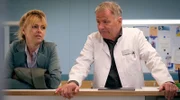 Dr. Roland Heilmann (Thomas Rühmann) erzählt Dr. Ina Schulte (Isabell Gerschke), dass sich Otto Stein selbst entlassen hat.