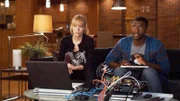 Um einen skrupellosen Kredithai das Handwerk zu legen, manipulieren Parker (Beth Riesgraf) und Alec Hardison (Aldis Hodge) die Übertragung eines Basketballspiels.
