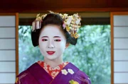 Umehina ist eine Maiko, ein „tanzendes Mädchen“. Maikos werden in der Stadt Kyoto Geishas in Ausbildung genannt.