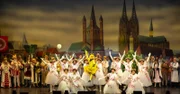 Ein ausgelassenes Ballett aus Bienchen und Blumenmädchen feiert den Karneval.