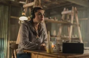 Heimlich belauscht Natasha (Antonia Robinson) über das Babyphone ein Gespräch zwischen Issie, Mitch und Gordon.