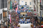 WDR Fernsehen ROSENMONTAGSZUG AUS KÖLN 2025, "Motto: "FasteLOVEnd - wenn Däum widder blöhe"", am Montag (03.03.25) um 09:30 Uhr. Mit dem Sessionsmotto "FasteLOVEnd - Wenn Dräum widder blöhe" stehen diesmal zwei große Themen im Mittelpunkt des Rosenmontagszuges: LIEBE und TRÄUME!  Der WDR überträgt das karnevalistische Treiben live, das traditionell an der Severinstorburg in der Kölner Südstadt startet. Über die Ringe, durch die Altstadt und am Dom vorbei ziehen 12.500 Teilnehmer über 7,5 Kilometer zu Fuß oder in den 78 Festwagen an unseren Kameras vorbei.