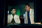 Dr. Martin Stein (Bernhard Bettermann, re.) und Dr. Ilay Demir (Tan Caglar, li.) suchen die Ursache für den Zusammenbruch des unbekannten Patienten.