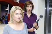 Anna ist entsetzt, als sie von Jonas harsch angefahren wird... v.l.n.r.: Anna (Jeanette Biedermann), Steffi (Karin Kienzer)