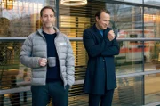 Dr. Kai Hoffmann (Julian Weigend, li.) und Dr. Martin Stein (Bernhard Bettermann, re.) steht eine Nachtschicht in der Sachsenklinik bevor.