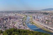 Osaka ist mit 2,7 Millionen Einwohnern die drittgrößte Stadt Japans und gleichzeitig die Hauptstadt der gleichnamigen Präfektur Osaka.