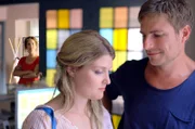 Luise (Wolke Hegenbarth) hört zu, wie Toni (Leo Reisinger) seiner schwangeren Schwester Romy (Lara Mandoki) beisteht, obwohl er ihren Verlobten "Flocke" immer noch für einen Macho und seit jeher für einen Fehlgriff hält.