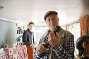 Kripochef Pohl (Jochen Kolenda, r.), der für das seltsame Verhalten Lisas keine Erklärung findet, beschuldigt Tom (Stephan Luca, l.), seine Tochter zu einem willenlosen Mobbingopfer gemacht zu haben und droht ihm mit einem Medienskandal ...