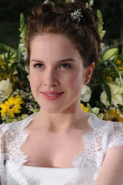 Abby (Paula Kalenberg) als glückliche Braut.