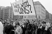 Die DDR im Sommer '90: ein Land zwischen zwei Gesellschaftssystemen, zwischen Nichtmehr und Nochnicht. Das Leben ist im Umbruch, die Welt steht offen. Alles scheint möglich – und nichts sicher. In Ost-Berlin wird die Einheit verhandelt und gegen die drohende Abwicklung demonstriert. Der Film erzählt vom Sommer der ungeahnten Möglichkeiten. Vom Aufbruch ins Ungewisse und Momenten der Anarchie. - Demonstration im Frühsommer 1990