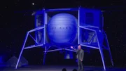 Jeff Bezos studierte Informatik in Princeton. In den frühen Neunzigern arbeitete er an der Wall Street und analysierte die Finanzmärkte mithilfe von IT-Tools. Heute baut der Milliardär Mondlandefähren und Raketen für Weltraumexpeditionen.