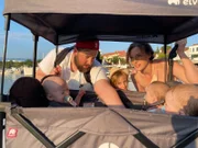 Familie Ullmann im Urlaub in Kroatien.  Die Eltern  Jacqueline und Klemens mit den Kindern Rosalie, Josephine, Fiona und Tessa Ullmann.