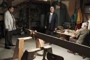 Während Gibbs (Mark Harmon, M.) an einem neuen Mordfall arbeitet, taucht ein alter Freund (Billy Dee Williams, l.) seines Vaters (Ralph Waite, r.) auf ...