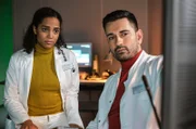 Dr. Emma Jahn (Elisa Agbaglah) vom Johannes-Thal-Klinikum Erfurt assistiert Dr. Ilay Demir (Tan Caglar).