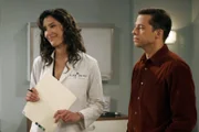 Alan (Jon Cryer, r.) begleitet Charlie zum Arzt. Doch mit einer solchen Ärztin (Alicia Coppola, l.) haben beide nicht gerechnet ...