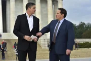 John (Jim Caviezel, l.); Detective Lionel Fusco (Kevin Chapman, r.)
