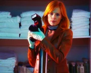 Catherine (Marg Helgenberger) ermittelt im Todesfall eines Teenagers. Das Mädchen wurde tot in einer Suite gefunden.