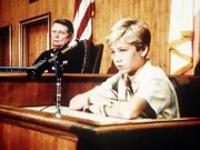 Scottie tauscht seine Rolle als potentieller Adoptivvater gegen die von Todds (Paul Walker, r.) Anwalt. Vor Gericht sagt Todd in eigener Sache aus.