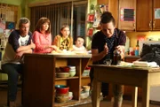 Eigentlich freuen sich (v.l.n.r.) Mike (Neil Flynn), Frankie (Patricia Heaton), Sue (Eden Sher) und Brick (Atticus Shaffer), dass Axl (Charlie McDermott) wieder in den USA ist, doch sein neuer Lebensstil raubt ihnen schon bald den letzten Nerv ...