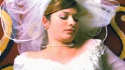 Am Traualtar bricht Hannah Bloom (Abbe Meryl) tot zusammen. Wurde sie von einer Kontrahentin vergiftet?