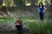 Die Ermittlungen in einem Mordfall führen Dr. Maura Isles (Sasha Alexander, l.) und Detective Jane Rizzoli (Angie Harmon) nach Massachusetts. Dort entnehmen sie eine Wasserprobe aus dem Fluss. Eine merkwürdige Entdeckung: Die Probe ist kontaminiert.