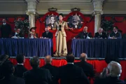 Leidenschaftlich hält Rosa Luxemburg (Tereza Brodská) auf einem Parteitag der SPD eine Rede. Sie legt sich mit den Altvätern der Sozialistischen Partei an und bezieht spöttisch und angriffslustig Position.