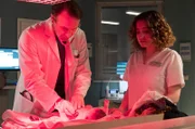 Die Polizei hat in der Sachsenklinik ein gefundenes Baby abgegeben. Schwester Jasmin Hatem (Leslie-Vanessa Lill) hat Dr. Martin Stein darüber informiert, dass sich der Bauch des Babys ziemlich hart anfühlt.