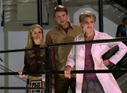 Buffy (Sarah Michelle Gellar, l.), Riley Finn (Marc Blucas), Professor Maggie Walsh (Lindsay Crouse)