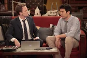 Ted (Josh Radnor, r.) und Robin werden sich einig, was ihre Beziehung angeht, während Barney (Neil Patrick Harris, l.) ein Problem mit dem Beruf seiner Freundin hat.