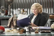 Cuddys Mutter Arlene (Candice Bergen) kommt zu Besuch, natürlich auch, um den neuen Freund ihrer Tochter kennenzulernen. Selbstredend gibt sich House keine Mühe, um in der Rolle als Muster-Schwiegersohns zu glänzen.