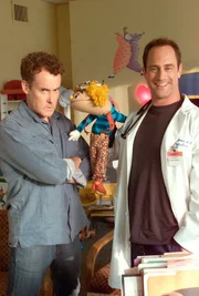 Dr. Cox (John C. McGinley, l.) und Jordan haben Probleme, den richtigen Arzt für ihr Kind zu finden - bis sie Dr. Norris (Christopher Meloni, r.) treffen ...