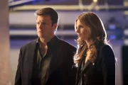 Castle (Nathan Fillion, l.) begleitet Beckett (Stana Katic, r.) bei den Ermittlungen in einem Mordfall. Er ist entsetzt als er erfährt, wer das Opfer ist ...