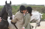 Tom (Tim Delap) überrascht Abby (Paula Kalenberg) mit einem Heiratsantrag am Strand.