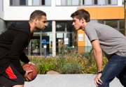 Dr. Matteo Moreau (Mike Adler, l.) und Ben Ahlbeck (Philipp Danne, r.) rivalisieren nicht nur beim Sport.