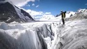 Glaziologe Matthias Huss an einer Gletscherspalte auf dem Aletschgletscher.
