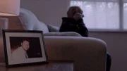 Joe Lee Richard Senior (re., Szene nachgestellt) macht sich Sorgen um seinen Vermissten Sohn.