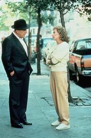 (Telly Savalas) Theo Kajak und (Kate Nelligan) Kitty Keeler