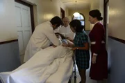 (v.l.n.r.) Dr. Patrick McNaughton (Jonathan LaPaglia), Annie (Gracie Gilbert); Martha (Miranda Tapsell); Matron Frances Bolton (Mandy McElhinney)