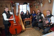 Moderatorin Conny Bürgler (3.v.r.) musiziert mit Familie Moser von der Faulbaumgartenalm, während ServusTV´s Heimatleuchten - Stiller Winter, umtriebige Leit - Conny Bürgler im Alpbachtal“ (Arbeitstitel) in Brandenberg, Tirol, Österreich, am 17.01.2025.
