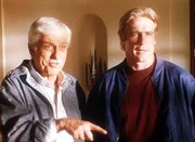 Mark (Dick Van Dyke, l.) und Steve (Barry Van Dyke, r.) beim Verhör eines Verdächtigen._Titel: Diagnose: Mord
