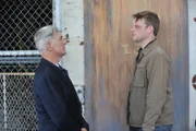Bei den Ermittlungen in einem neuen Mordfall stoßen Gibbs (Mark Harmon, l.) und sein Team auf den Marinekapitän Joe Wescott (Brad Beyer, r.). Doch hat er wirklich etwas damit zu tun?