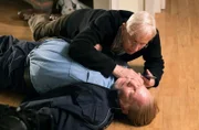 Otto Stein (Rolf Becker, oben) hat dem falschen Polizisten (Ben Becker, unten) den Teppich unter den Füßen weggezogen. Dabei ist er schwer gestürzt.