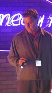 Nachdem ein ber&uuml;hmter Komiker w&auml;hrend einer Vorstellung in einem Comedyclub tot zusammengebrochen ist, suchen Grissom (William Petersen) und seine Kollegen nach verwertbaren Spuren.
