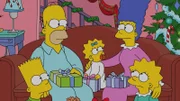 Kann es endlich ein ganz normales Weihnachtsfest werden? Homer (2.v.l.), Bart (l.), Marge (2.v.r.), Lisa (r.) und Maggie (M.) unter dem Weihnachtsbaum beim Geschenke auspacken ...